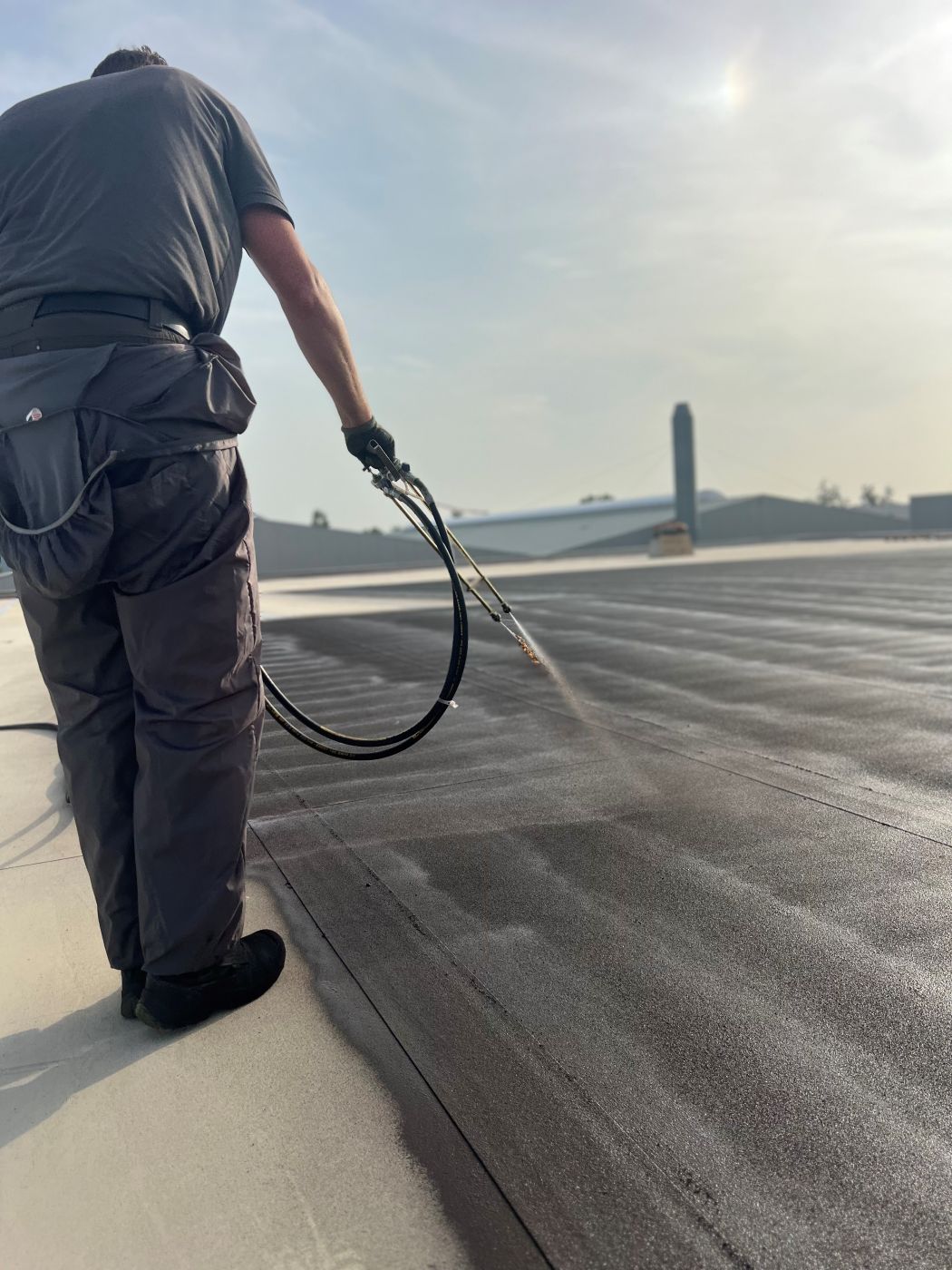 Expert van Voortman coating brengt vloeibare dakbedekking aan
